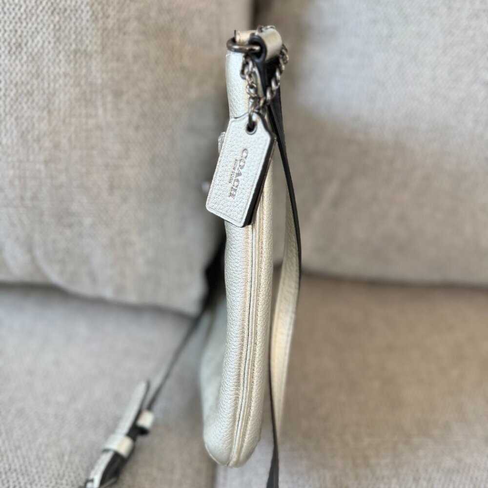 πβ¨ Coach Metallic Silver Pebbled Leather Crossbody Bag β¨π - Picture 4 of 10